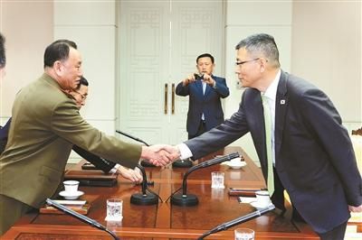 10月15日，韓國國防部國防政策室室長柳濟(jì)升和朝鮮人民武裝力量部偵查總局局長金英哲分別率團(tuán)出席板門店