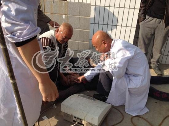 醫(yī)生正在對(duì)女?huà)刖藡屵M(jìn)行現(xiàn)場(chǎng)洗胃處理