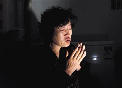 昨日,呼格吉勒?qǐng)D的媽媽尚愛云在內(nèi)蒙古呼市家中講述這些年來的上訪經(jīng)歷。本版圖片/新京報(bào)記者 郭鐵流