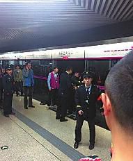 昨日18時57分，北京地鐵5號線惠新西街南口一女子遭遇不幸。昨晚9時記者在中日友好醫(yī)院發(fā)現(xiàn)女子已不幸身亡，女子遇險是被夾在安全門和地鐵門中間，列車啟動后掉下站臺。