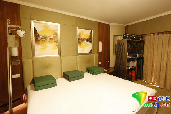 雖然在五星級飯店房間駐守，但武警官兵自帶被褥及生活用品，將兩張單人床拼成三人通鋪使用。