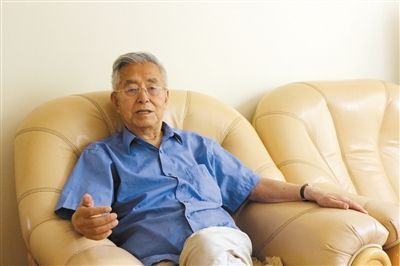 楊維駿 歷任云南省政協(xié)副主席等職。89歲高齡的楊維駿為12名失地農(nóng)民代表開道，到云南省政協(xié)反映問題。