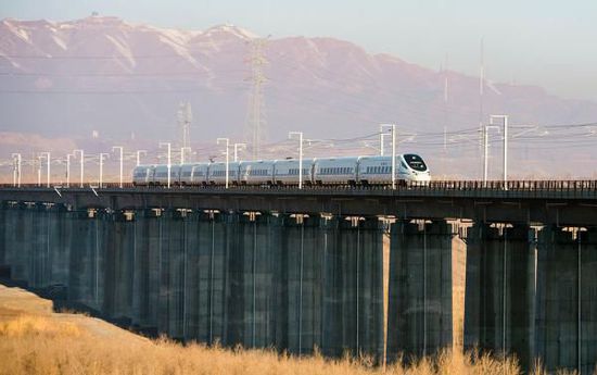 11月16日，從烏魯木齊南站首發(fā)的D8602次列車駛往哈密。