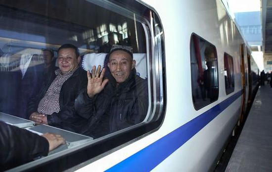 11月16日，旅客乘坐從烏魯木齊南站首發(fā)的D8602次列車。