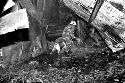 救援人員在山東壽光一食品廠火災(zāi)現(xiàn)場搜救。新華社發(fā)