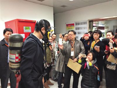 昨天，地鐵4號(hào)線北京南站站，地鐵工作人員為人大代表演示應(yīng)急氧氣瓶佩戴方式。新京報(bào)記者