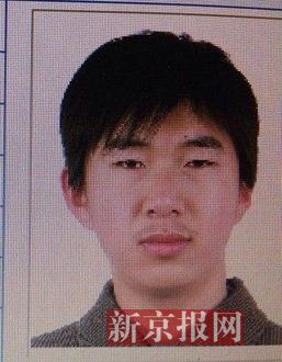 犯罪嫌疑人李小龍，27歲，唐山樂亭人。村干部說李小龍經(jīng)常把自己關(guān)在家里