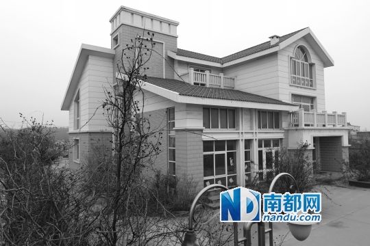 　馬超群在赤土山村村委會旁的別墅，就是以“自來水維護(hù)站”的名義拿的地。