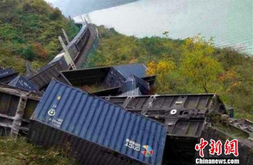 圖為脫軌現(xiàn)場(chǎng)。通訊員 毛毛 攝