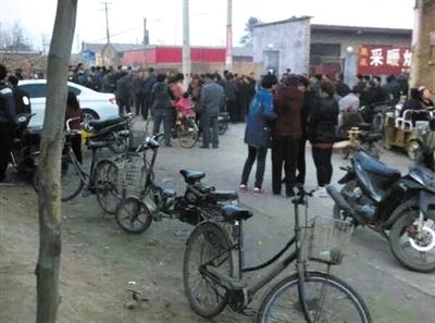 　11月9日下午，暴力催債的社會人員持械進(jìn)入獻(xiàn)縣安莊后，村民們聚集在一起準(zhǔn)備反抗。村民供圖