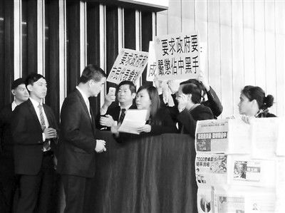 撐警大聯(lián)盟召集人李偲嫣2日到特首辦請(qǐng)?jiān)?，要求政府?yán)厲處置“占中三子”和“雙學(xué)”的代表。