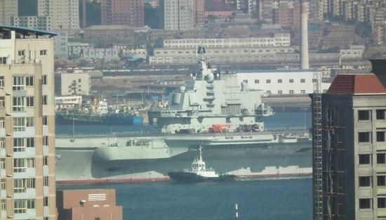 青島軍港周圍高樓林立，一睹遼寧號真容只需要一個好天氣（資料圖片）