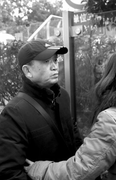 受害人黃洋的父親黃國強(qiáng)準(zhǔn)備進(jìn)入法院。