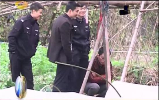 一個見習(xí)警官，一個二級警司，和一個便衣人員站在菜地里笑。