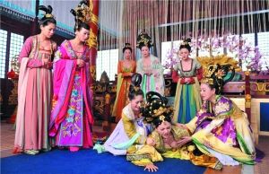 戲里一眾妃嬪的裝扮都相當(dāng)“吸睛”。