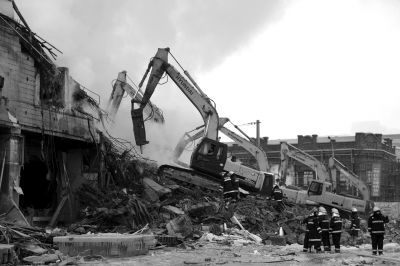 3日下午，挖掘機(jī)在現(xiàn)場(chǎng)作業(yè)。 譚青/攝