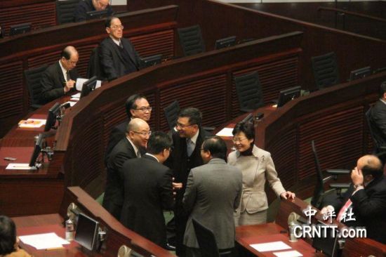 答問大會之前，港府司局長等高官聚談（中評社 鄧冠英攝）