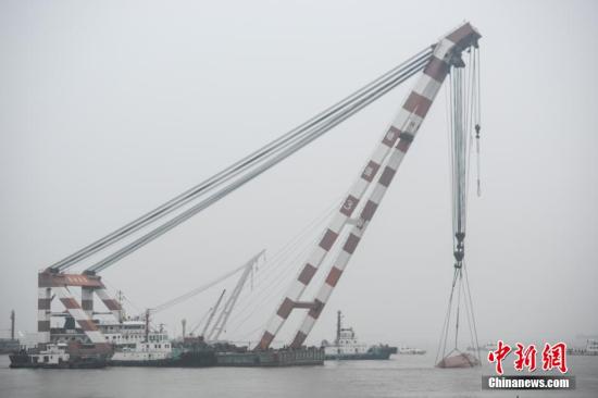  事故沉船已拖至北岸淺水區(qū)域。