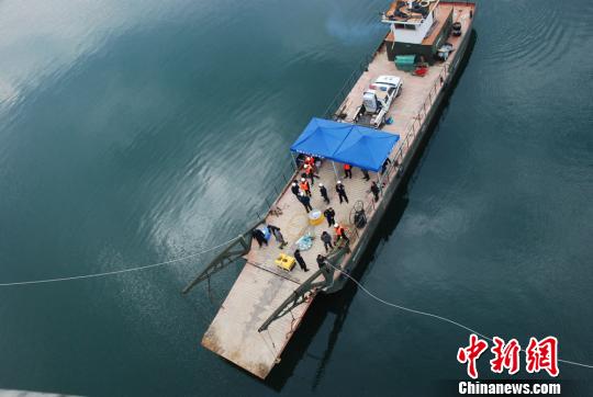 警方四次到百米深的湖中打撈被害人遺體。