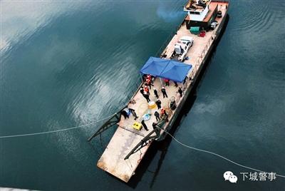 為搜尋深水沉尸，杭州警方租用的船只在水面作業(yè)。本版圖片/杭州警方提供