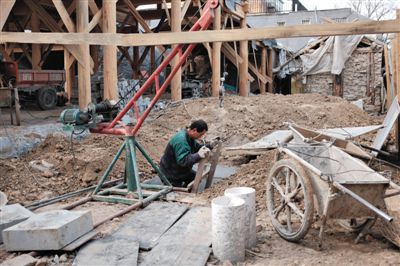 東城區(qū)北鑼鼓巷與小經(jīng)廠胡同之間一處四合院內(nèi)，工人進(jìn)入已經(jīng)挖好的地下室內(nèi)施工。