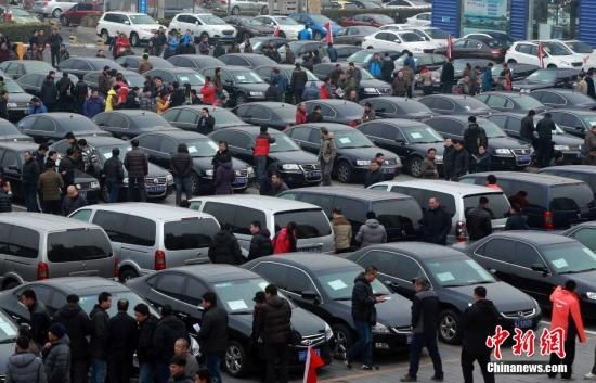 2015年1月25日，首批國(guó)家和中央機(jī)關(guān)取消的公務(wù)用車在北京亞運(yùn)村汽車交易市場(chǎng)拍賣。106輛公務(wù)用車