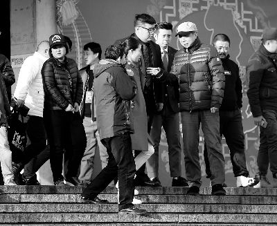 彩排后，高曉攀、尤憲超和不知名女演員聆聽馮鞏總結(jié)訓話