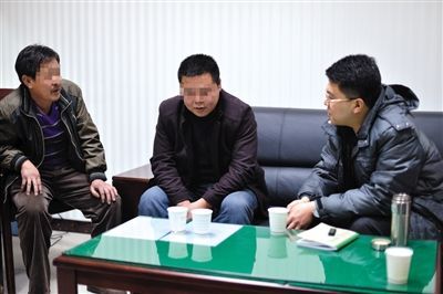 1月7日，陜西省榆林市，國(guó)家信訪局第五督查組成員王治鐸（右一）與兩名信訪人約談。 楊凱 攝