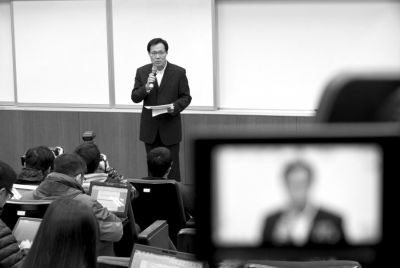 2月8日，在臺北福華會館，復(fù)興航空代表劉忠繼向媒體介紹家屬說明會溝通情況。新華社發(fā)