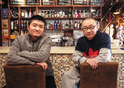 　14日，西安交通大學(xué)路66號(hào)公路咖啡館，苗阜（左）、王聲（右）兩位青年相聲演員今年將第一次登上春晚