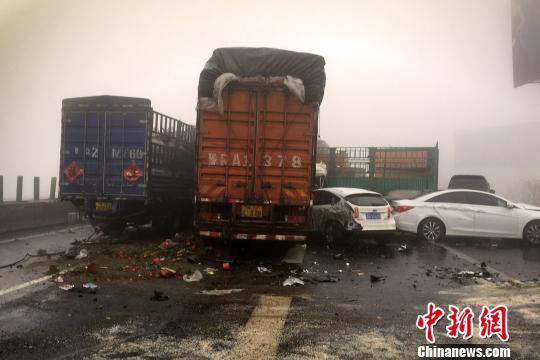 圖為21日，京港澳高速河南段21輛汽車發(fā)生連環(huán)相撞事故現(xiàn)場?！」啤z