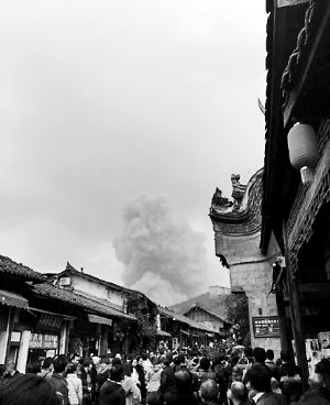 成都龍泉驛區(qū)洛帶古鎮(zhèn)的游客拍到爆炸瞬間濃煙滾滾。