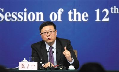 昨日，十二屆全國人大三次會議新聞中心，環(huán)保部部長陳吉寧回答中外記者提問。新京報記者 陳杰 攝