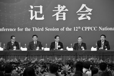 昨日，政協(xié)十二屆三次會議舉行記者會，五位嘉賓回答中外記者提問。京華時報記者王海欣攝