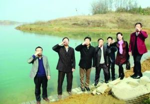 活動(dòng)儀式現(xiàn)場(chǎng)，一眾人舀起漳河水直接喝下