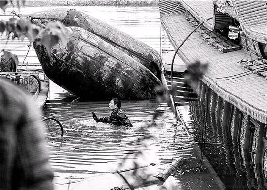 溫州商人集資300萬(wàn)建豪華龍舟 3年沉3次 溫州商人集資300萬(wàn)建豪華龍舟 3年沉3次