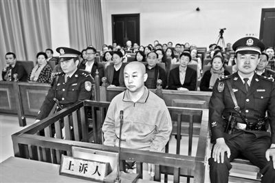 4月14日，趙志紅（前中）在庭審現(xiàn)場 供圖/新華社