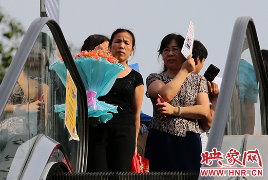 有一種情，你我日日相見，從不言表，但會(huì)抱著鮮花等候歸人。