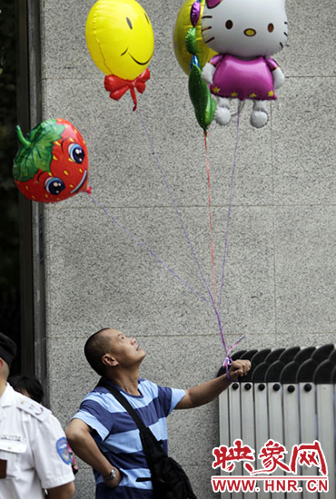 他希望你像hello kitty一樣可愛，露出笑臉。