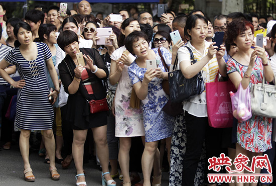 你在人群中，只有找到你，她們才會(huì)松下眉間的皺紋。