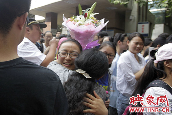 沖向你，給你一個(gè)深情的擁抱。