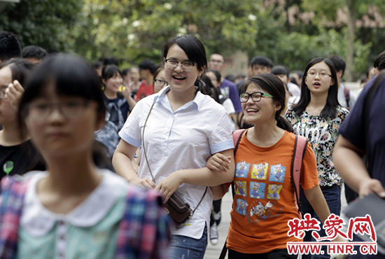 也有一種情，平日嬉笑怒罵，針鋒相對(duì)，只有別離時(shí)才會(huì)牽手擁抱。