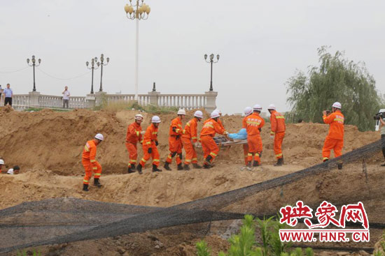 12點07分，又一人被抬出