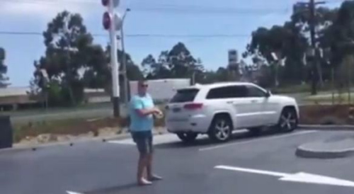 圖一：澳大利亞男子發(fā)飆的樣子被兩個(gè)兒子偷拍，并將視頻取名為“憤怒的老爹”上傳至網(wǎng)絡(luò)。