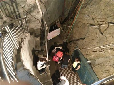 游客到魚(yú)泉參觀(guān)。