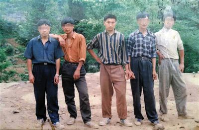 一次外出打工前，田仁信（中）與村里的伙伴合影。田仁信親屬供圖