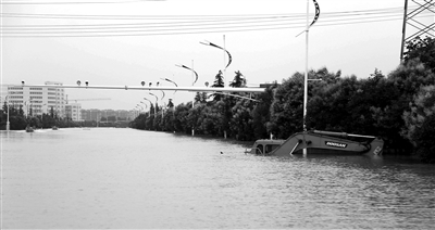 6月28日，南京暴雨致云臺山河漫堤，祿口機場高速雙向封閉 供圖/CFP