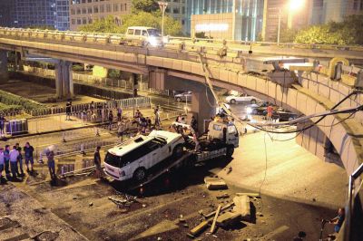 路虎車被扶正后，救援車將其拖離現(xiàn)場。