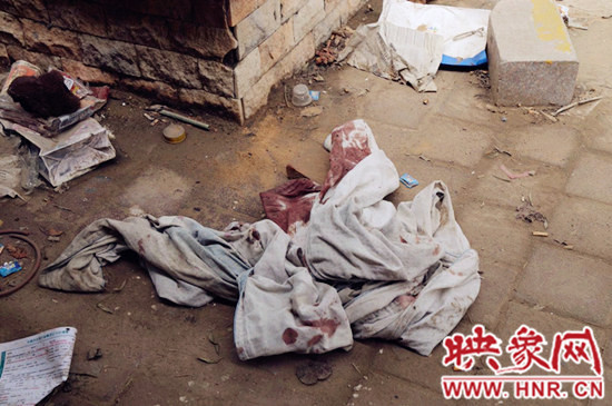 現(xiàn)場(chǎng)一張被單上沾滿血跡。