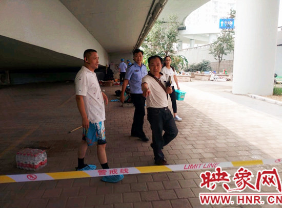 事發(fā)后，警方封鎖現(xiàn)場(chǎng)進(jìn)行調(diào)查取證。